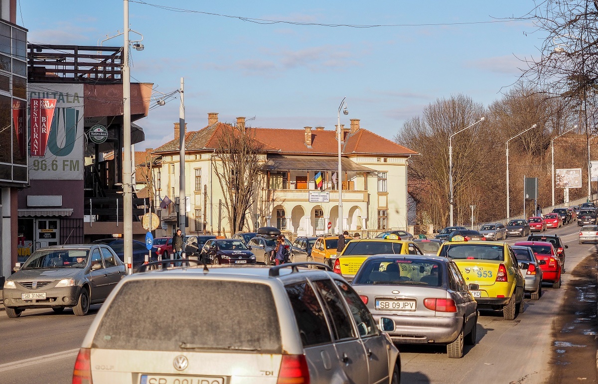 Sibiul, tot mai sufocat de maşini şi gaze de eşapament. Agenţia de Mediu dă asigurări că respirăm un aer curat