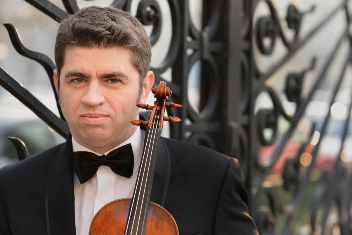 Violonistul Remus Azoiței revine la Sibiu pentru un concert alături de Orchestra Filarmonicii de Stat Sibiu