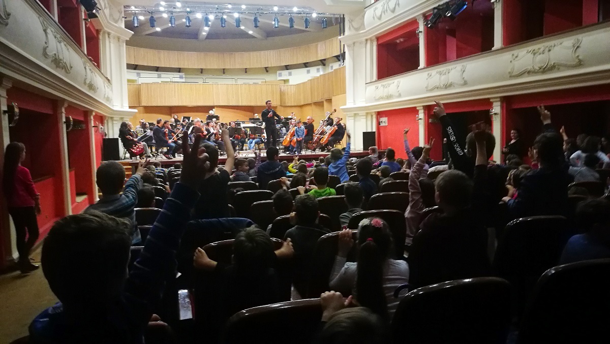 Concert educativ, cu 500 de copii din județele Alba și Sibiu, la Sala Thalia