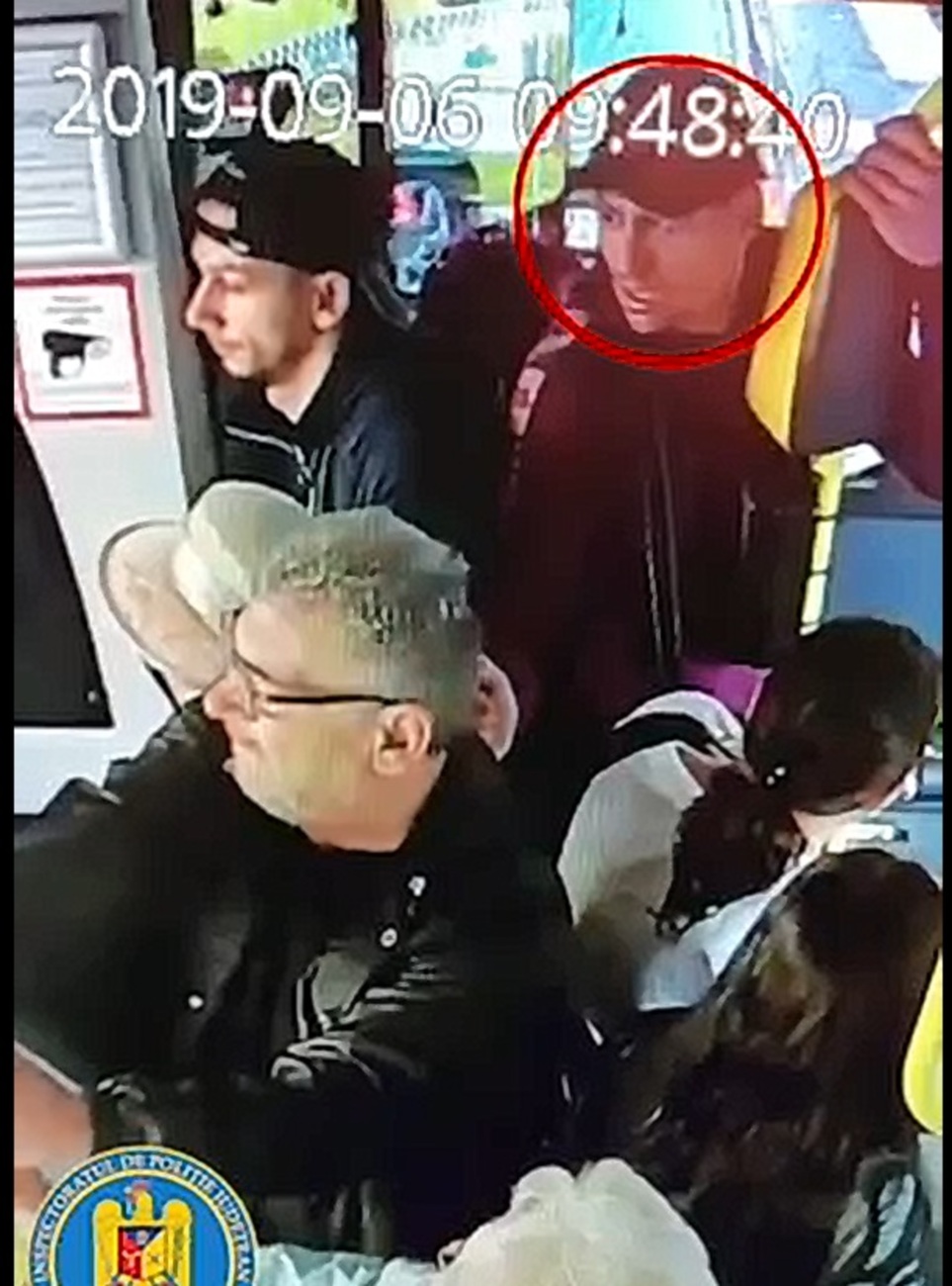VIDEO: Tun de 14.000 de dolari, prin furtul din poșete în autobuzul Tursib. Hoția, filmată
