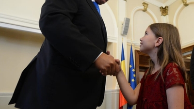 Nepoata primarului Astrid Fodor și președintele României, Klaus Iohannis. 