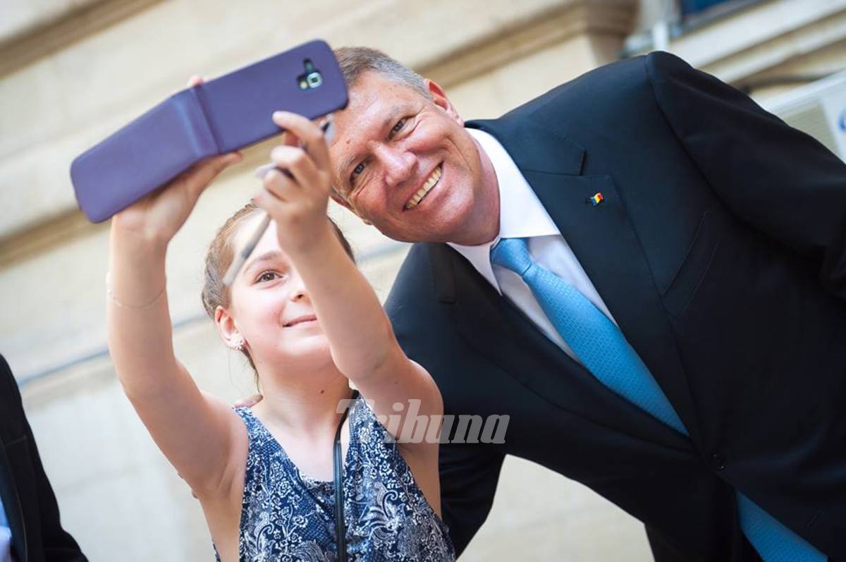Klaus Iohannis de Ziua Copilului: selfie, autograf pe piele şi secrete la ureche - FOTO