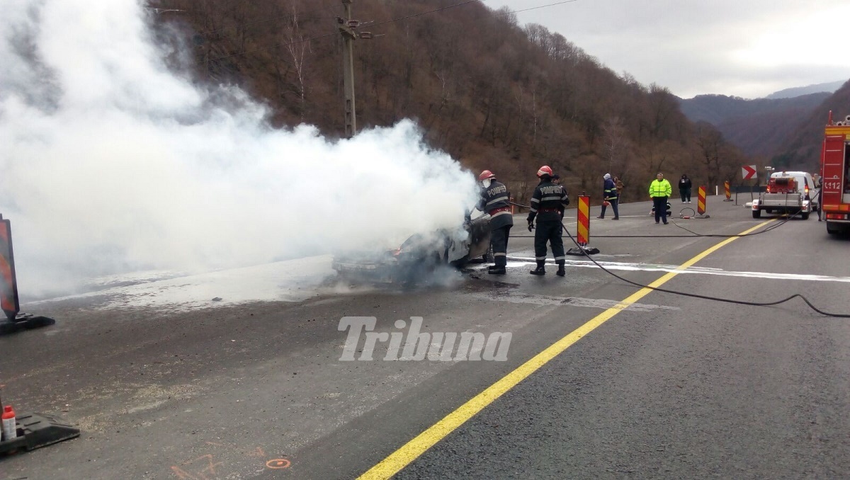 ACTUALIZARE: O maşină a luat foc la Boiţa. Trafic restricţionat spre Valea Oltului