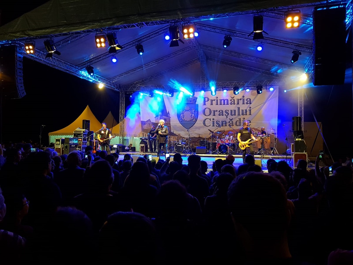 FOTO și VIDEO: Mii de oameni la concertul Holograf, de la Cisnădie