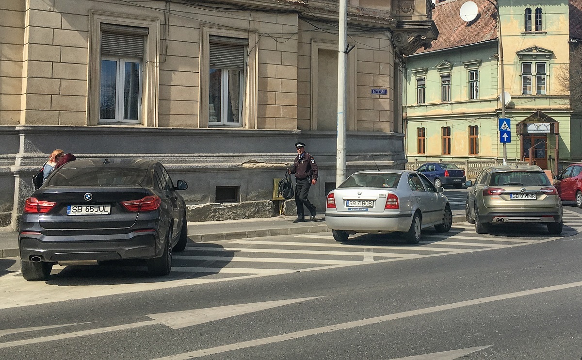 Sibiu. Ce face un poliţist când în cale-i ies trei maşini parcate aiurea! Un fleac, le-a ciuruit!