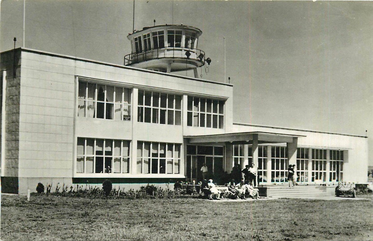 Deschiderea primei linii internaționale, spre Viena, Budapesta Praga, de pe Aeroportul Sibiu, la finalul celui de-Al Doilea Război Mondial. Sibienii, chemați să contribuie cu donații la amenajarea aerogării