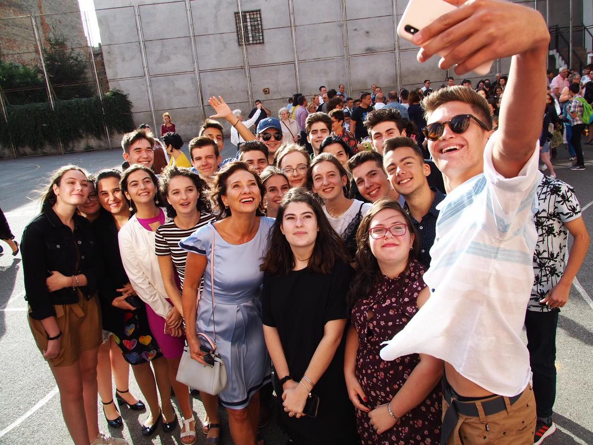 FOTO și VIDEO: Carmen Iohannis, selfie „pe aripile vântului” la începutul anului școlar
