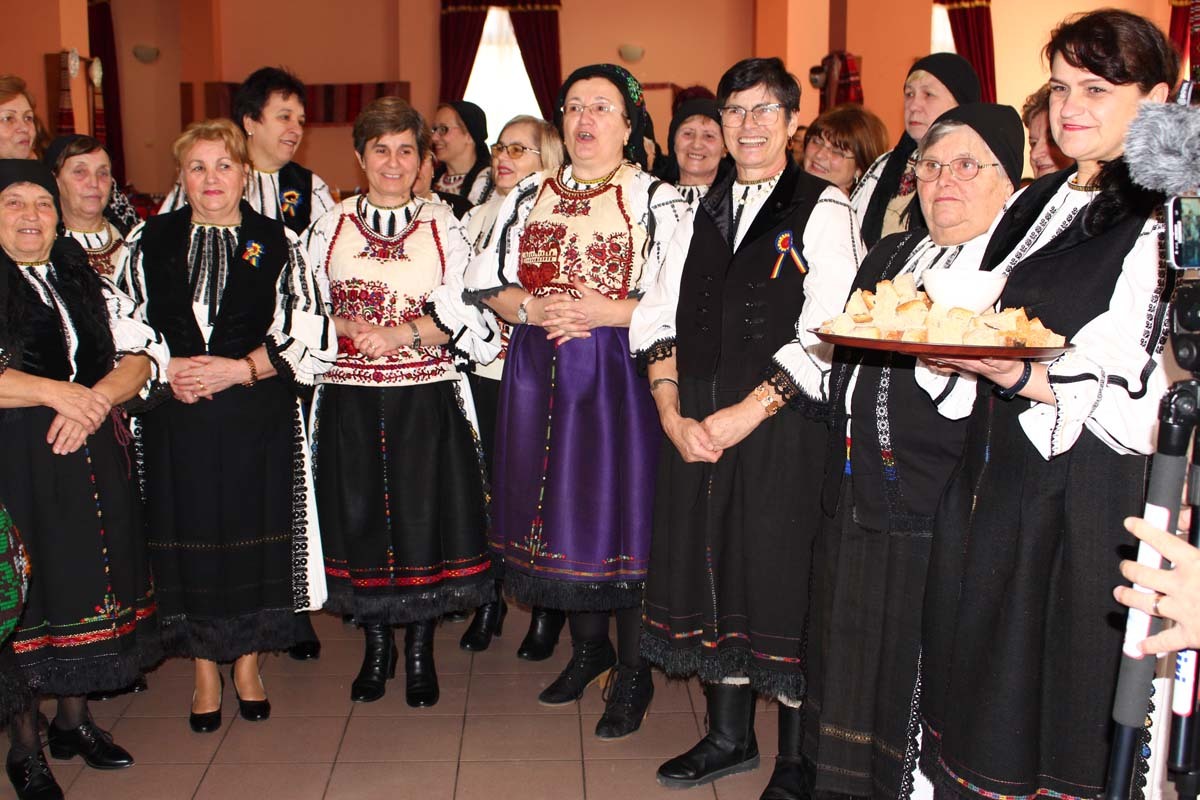 Femeile din Ţara Făgăraşului vin în şezătoare la Avrig