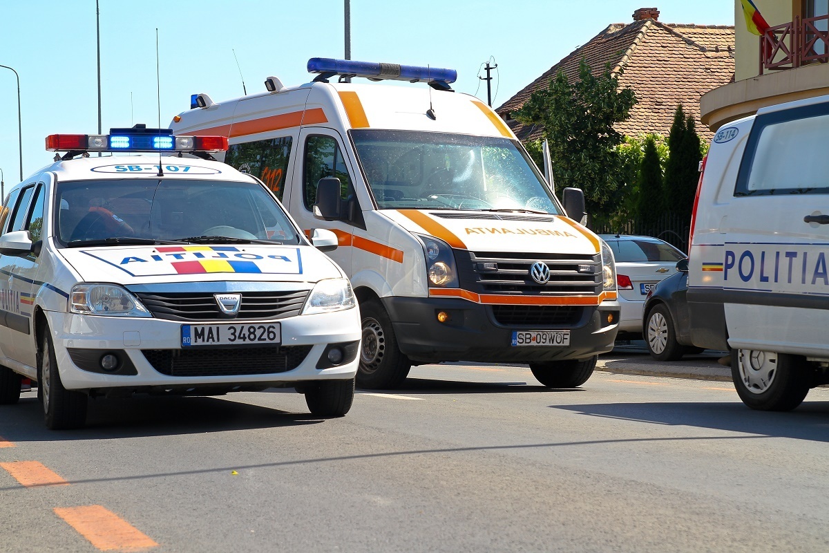 Un șofer căruia i s-a făcut rău pe Calea Cisnădiei a intrat cu mașina în gardul unității militare