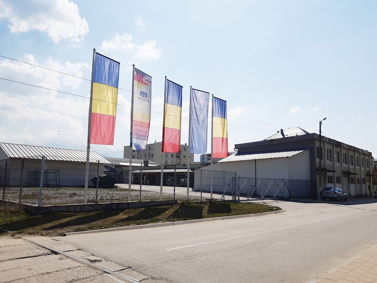 Halate şi capişoane sanitare ar putea fi produse la fabrica de steaguri din Mârșa