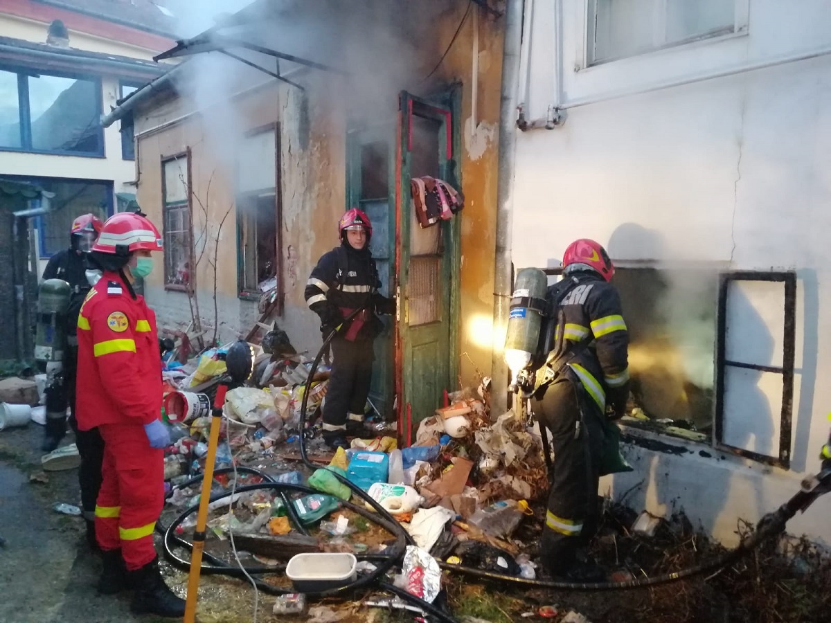 Incendiu puternic la o casă de pe strada Târgul Peștelui