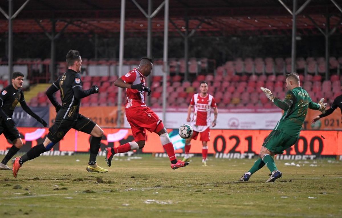 Victorie mincinoasă! Dinamo câștigă cu Gaz Metan printr-un gol acordat ERONAT!