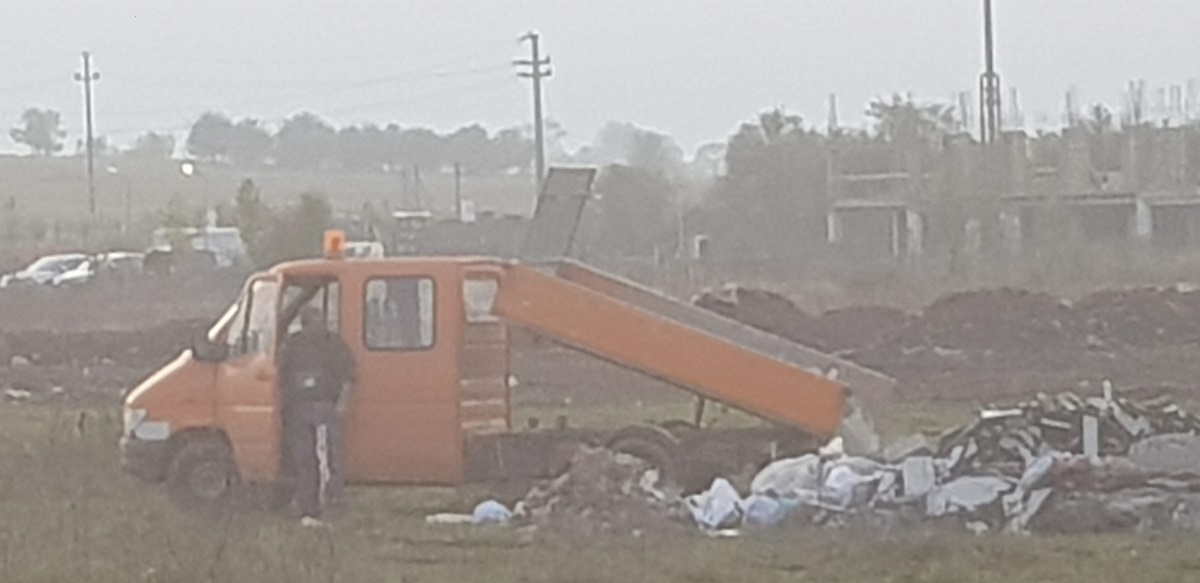 Prinși în timp ce aruncau pe câmp deșeuri din construcții