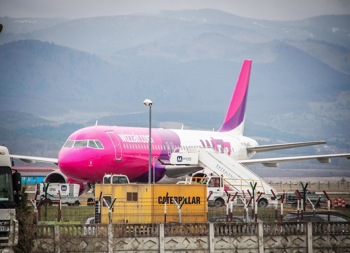 Tribunalul Sibiu obligă Wizz Air să reangajeze două stewardese concediate în contextul pandemiei de COVID-19