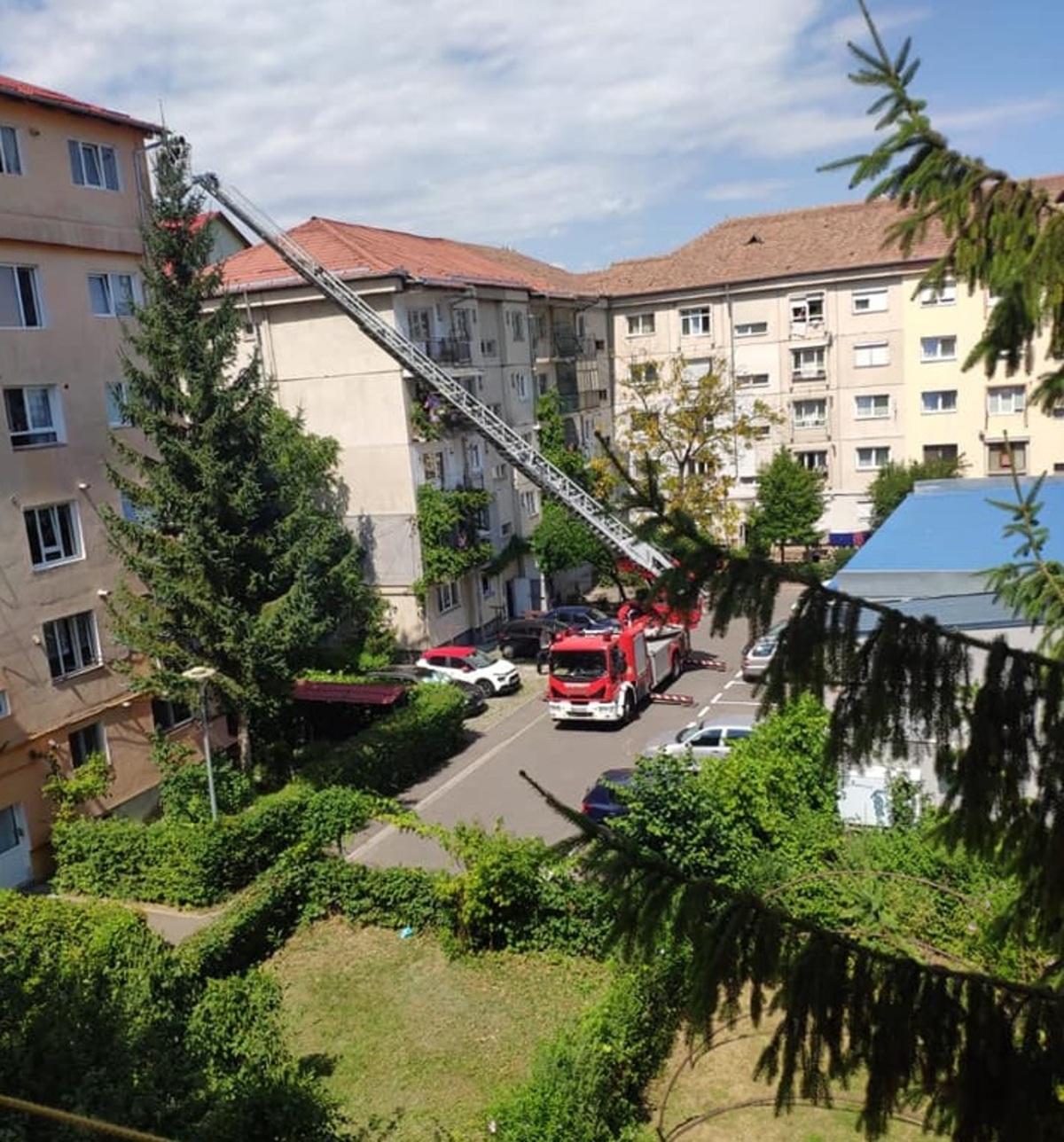 Incendiu într-un apartament de pe strada Lungă, din Sibiu. Un bărbat intoxicat ușor, la spital