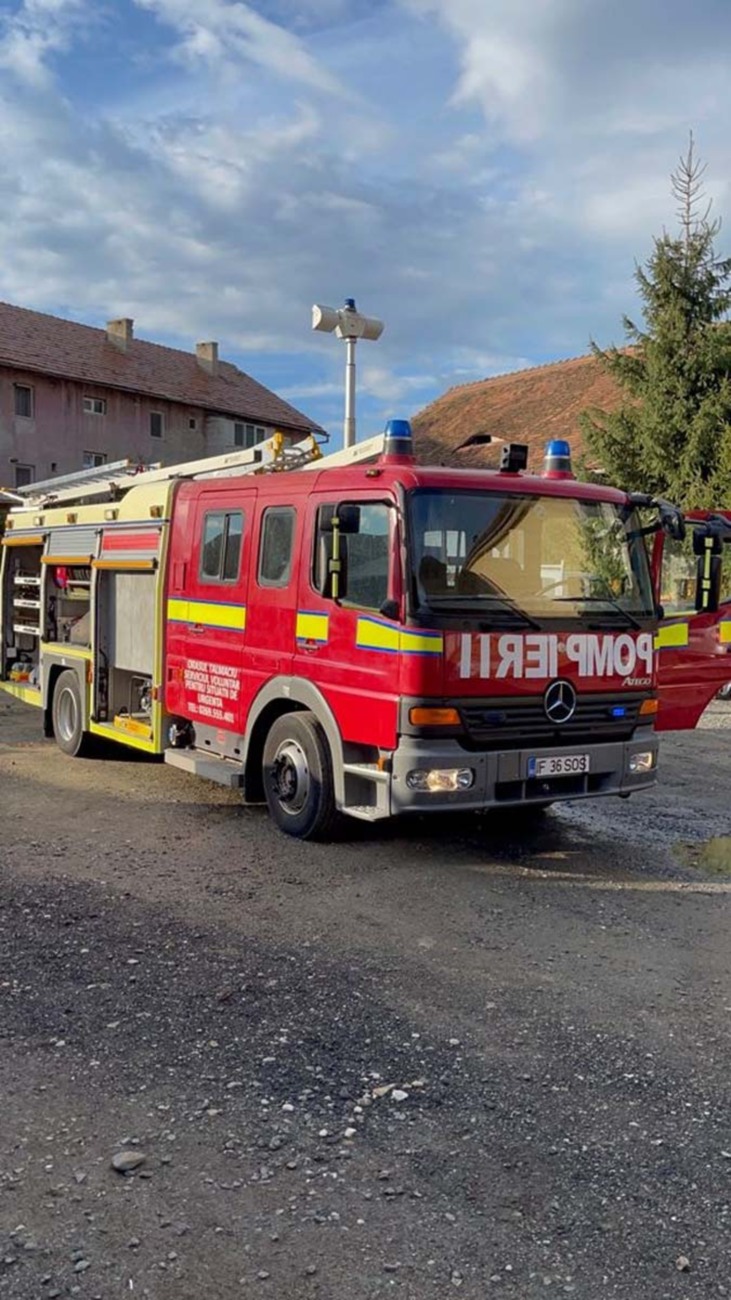 Din economiile la salarii, Primăria Tălmaciu a achiziţionat o autospecială de intervenţie pentru pompierii civili din oraş