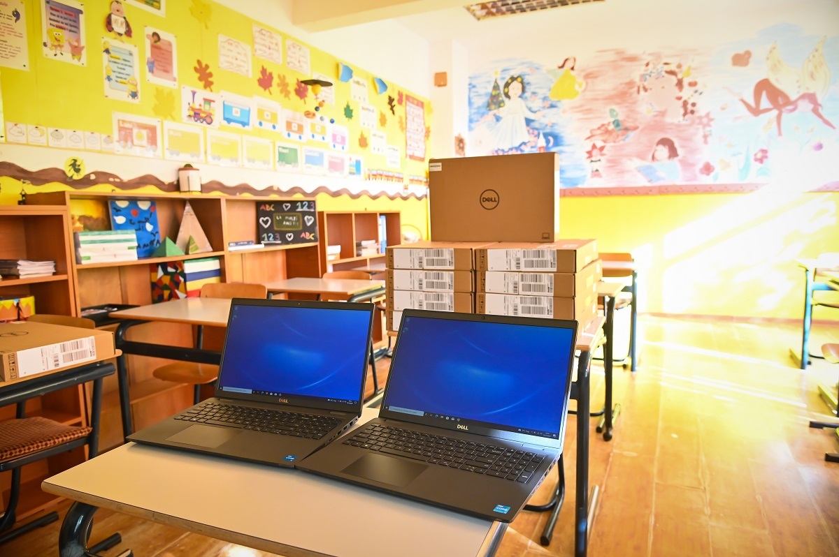 700 de laptopuri și alte 700 de web cam-uri achiziționate pentru elevii din școlile din Sibiu
