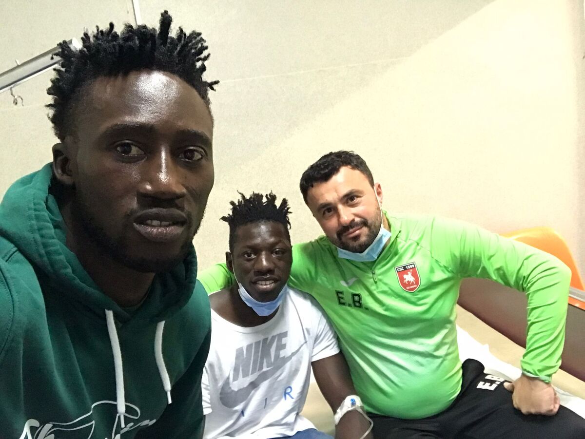 Eugen Beza și Yameogo l-au vizitat la spital pe Keita după accidentarea din meciul cu FC Buzău. ”Fotbalul nu trebuie să fie doar rivalitate, fotbalul înseamnă mult mai mult la Șelimbăr, înseamnă solidaritate și susținere!”