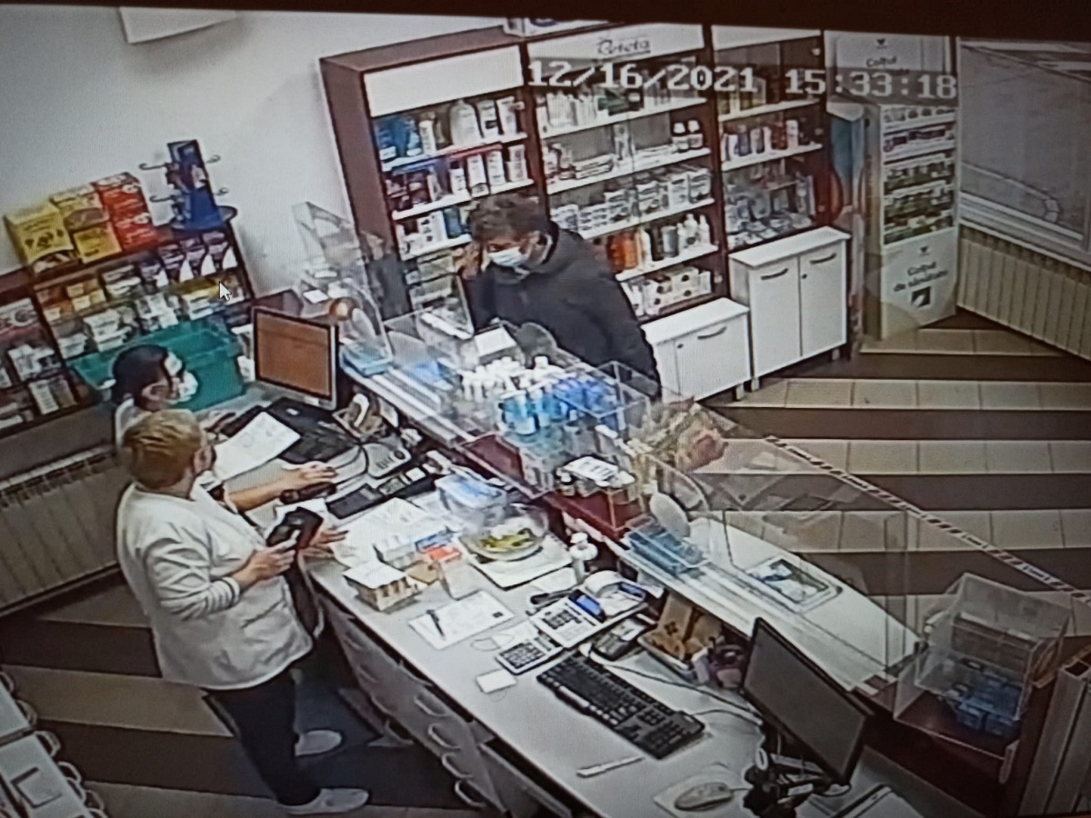 VIDEO: O sibiancă este cercetată penal pentru că a furat o borsetă cu aproape 13.000 de euro uitată într-o farmacie