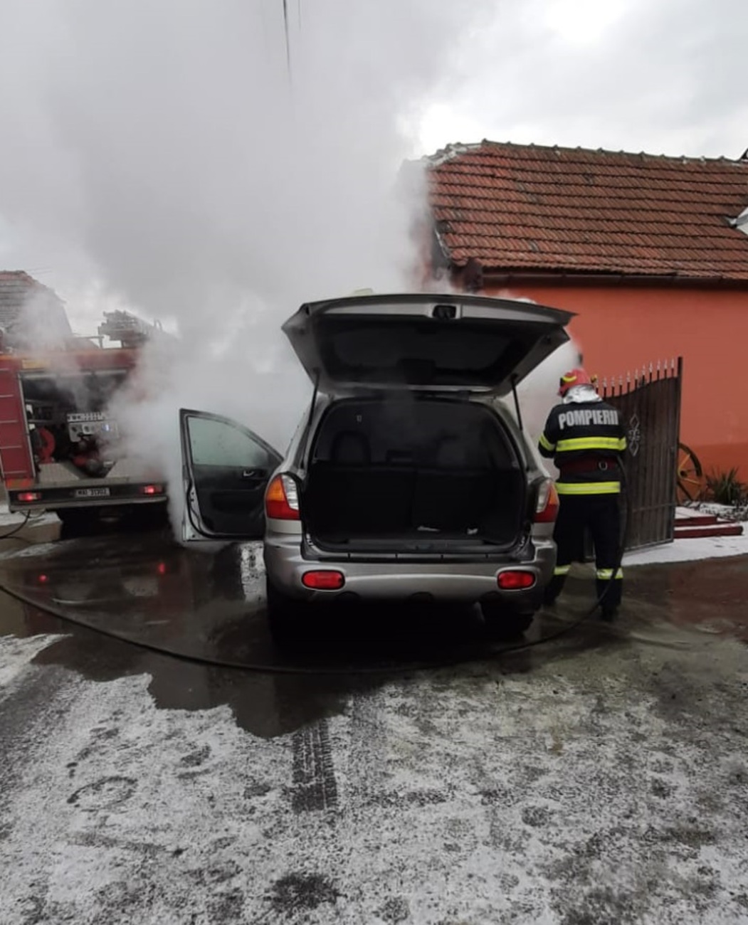 FOTO: O mașină a ars în Agârbiciu din cauza unei defecțiuni la alternator