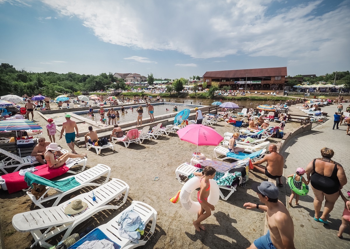 Start la bălăceală în lacurile sărate de la Ocna Sibiului! Cât costă accesul şi ce gratuităţi sunt pe „Litoralul Ardealului”