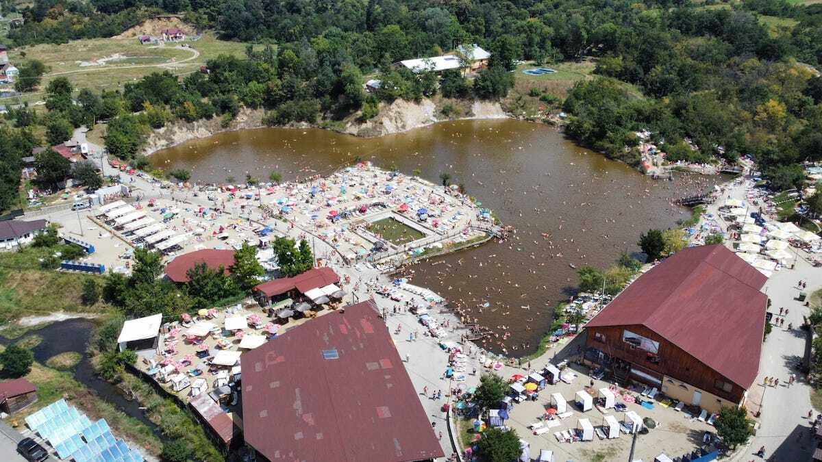 3000 de turiști s-au răcorit, în weekend, în lacurile de la Ocna Sibiului. Cât plătește o familie pentru o zi, pe ”litoralul Ardealului”