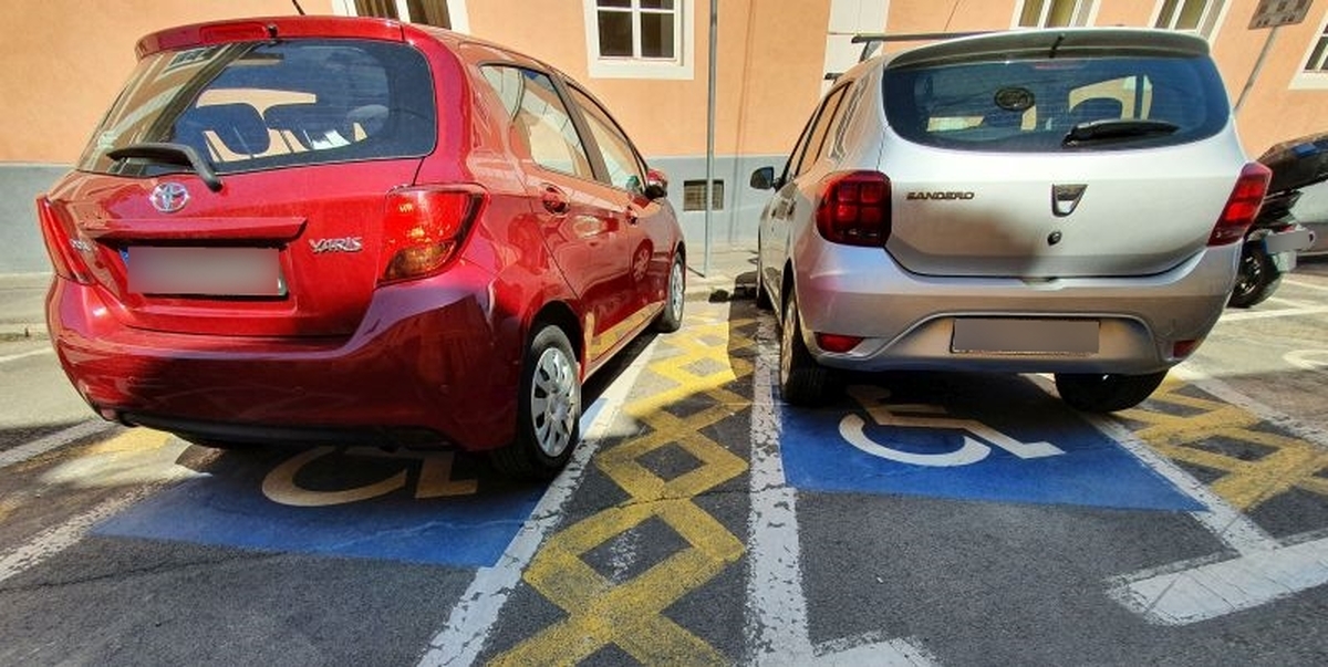 Locurile de parcare pentru persoanele cu dizabilități sunt destinate exclusiv acestora!