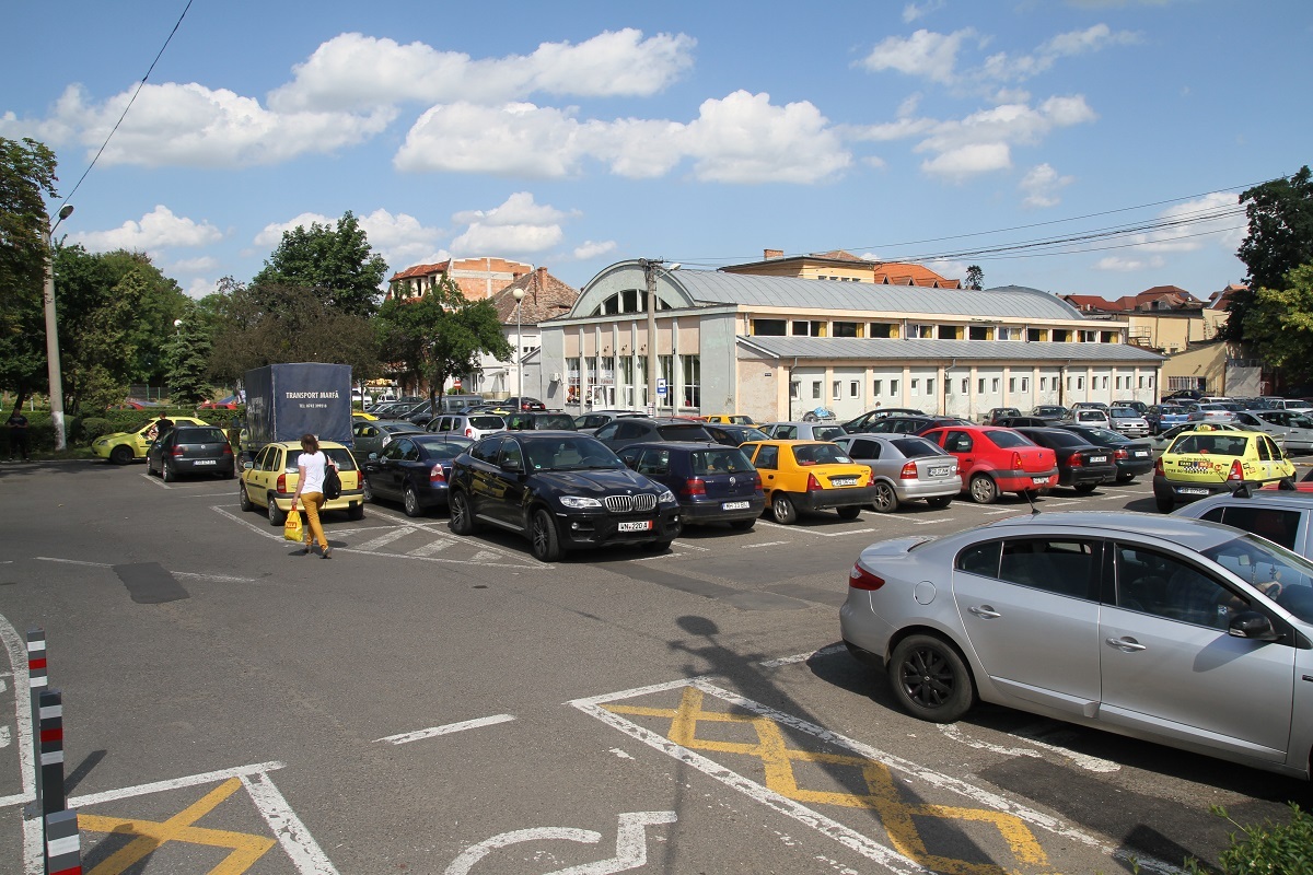 Două mașini pe un loc de parcare, în municipiul Sibiu