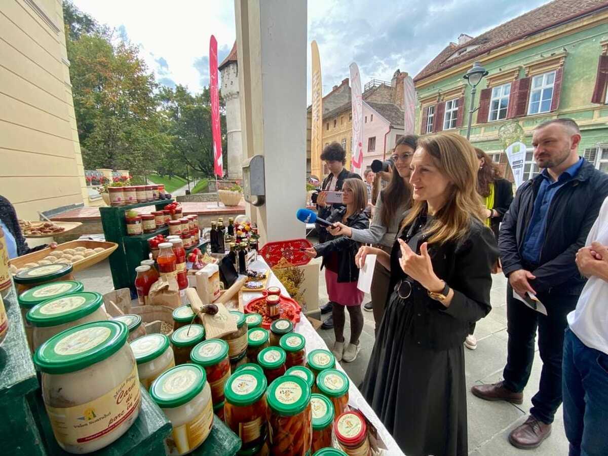 Sometimes Array horizon Târgul de Ecoturism. Daniela Cîmpean: „Turiștii se pot bucura de gusturile  și tradițiile locului, de ospitalitatea recunoscută a gazdelor, cât și de cadrul  natural de excepție al județului Sibiu” | Eveniment | Tribuna