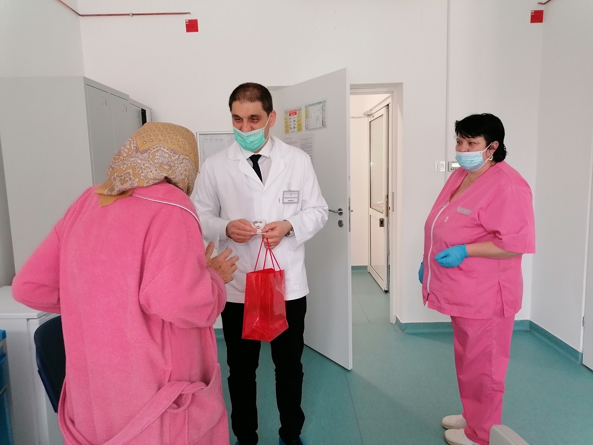 Pacientele internate la Spitalul TBC au primit mărțișoare