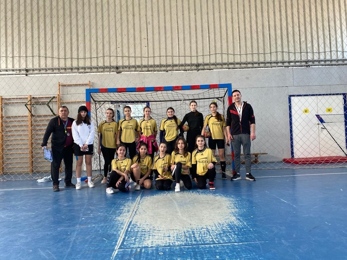 Echipele de handbal și fotbal ale Liceului Teoretic ”Gh. Lazăr” Avrig, pe podium la fazele județene ale Olimpiadei Naționale a Sportului Școlar