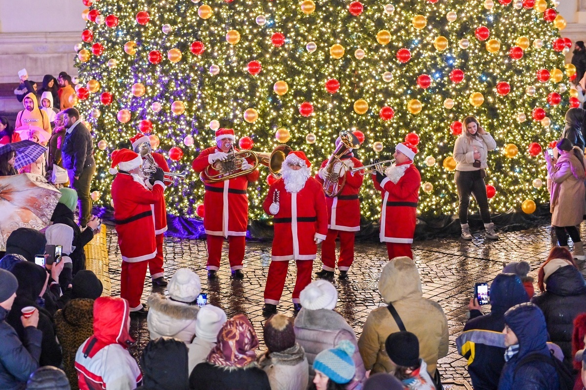 Târgul de Crăciun animă orașul cu zeci de concerte în Piața Mare și în curtea Palatului Brukenthal