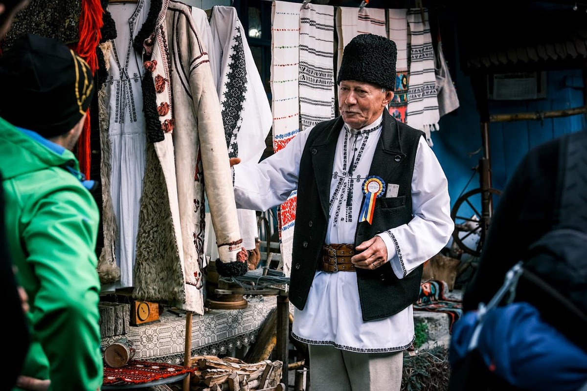 Moș Pavel, rășinăreanul – moldovean care le ține calea turiștilor ce trec prin satul lui Cioran