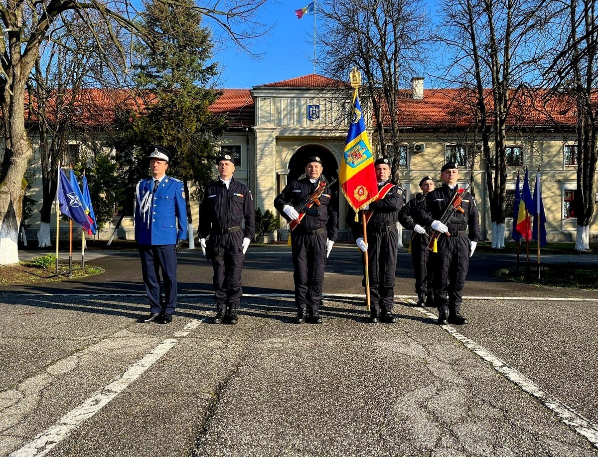 Drapelul de Luptă al Jandarmeriei Sibiu, decorat cu Ordinul „Virtutea Militară” în grad de Cavaler, cu însemn de pace, pentru militari