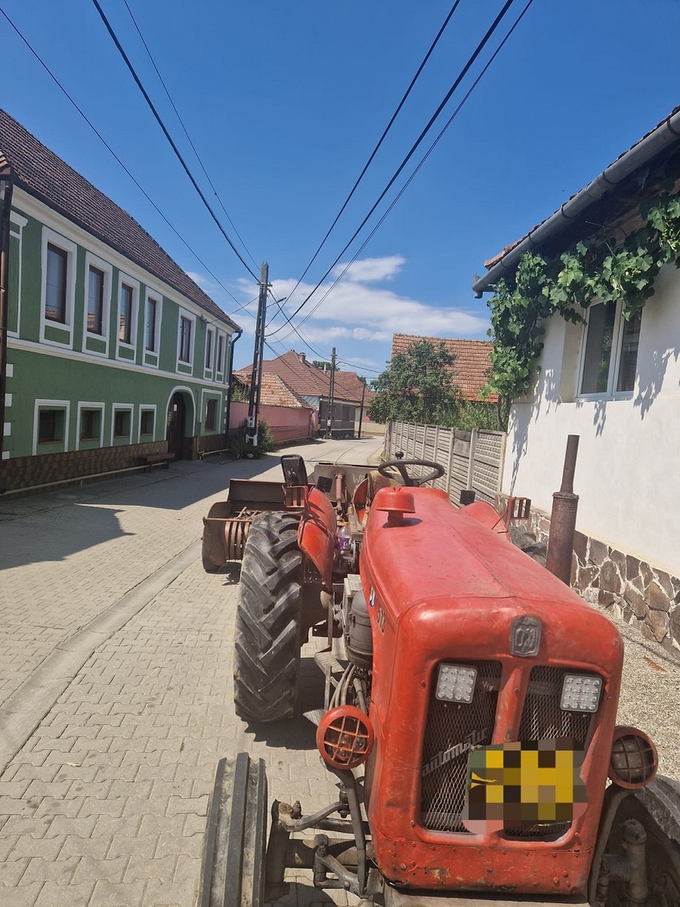 Un copil rănit după ce a căzut de pe un tractor condus de un șofer fără permis