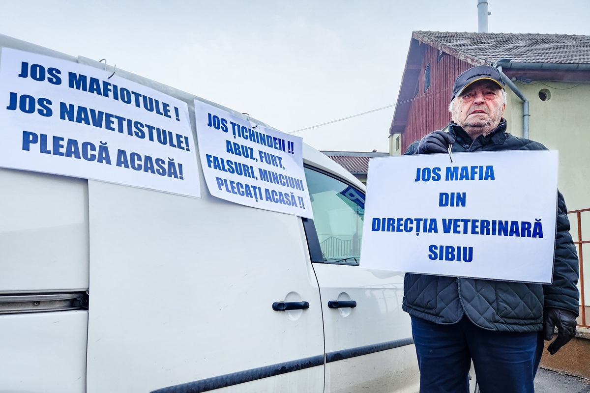 VIDEO: Protest inedit în fața DSVSA Sibiu: „Mi-au furat banii, munca, de fapt, mi-au furat-o, nu mi-au plătit-o”