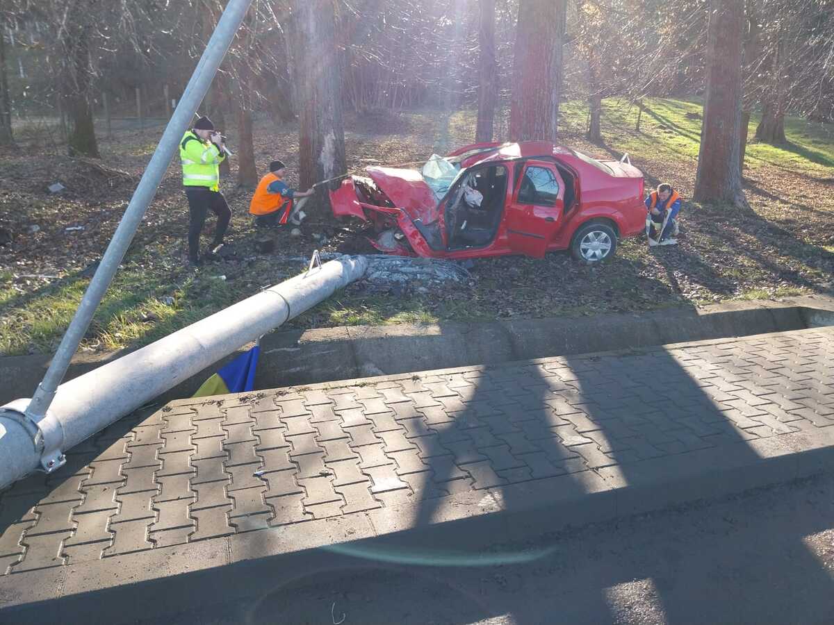 A intrat cu maşina-n stâlp la Mediaş
