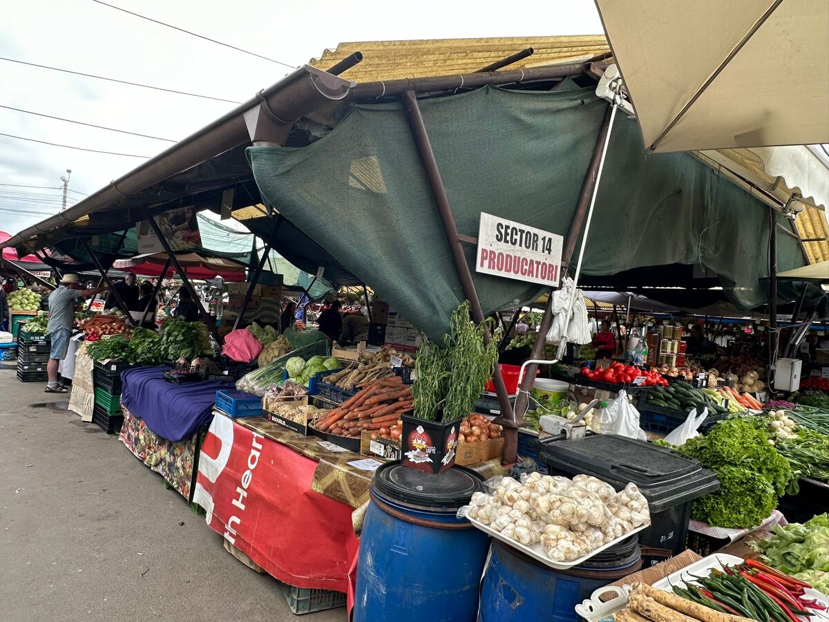„Haideți să vă dau…”, în Piața Cibin. Roșii, căpșuni și spanac, toate românești