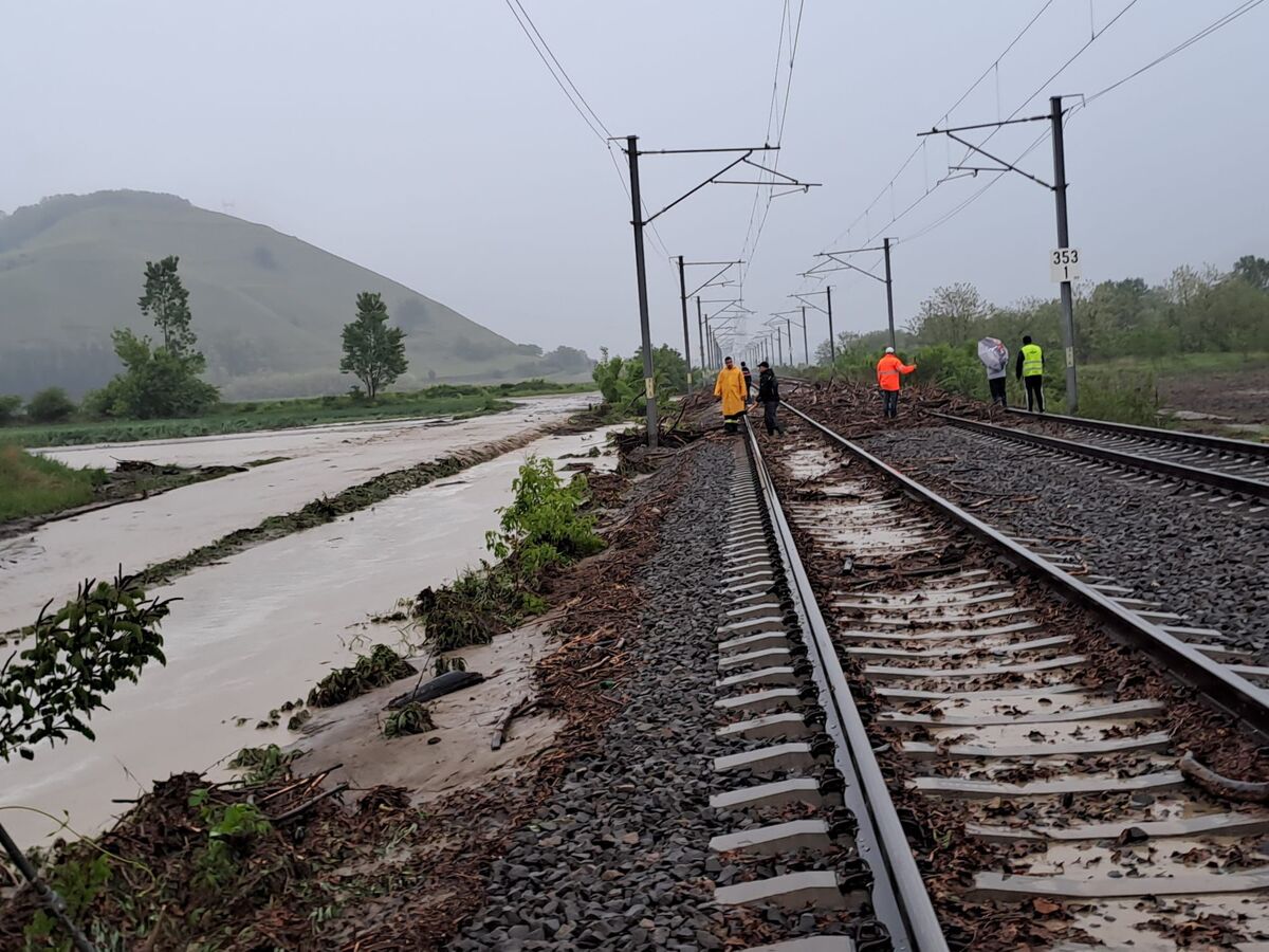 Foto/Video: Aluviuni pe linia ferată și 11 gospodării inundate, după ploile de miercuri, din Sibiu