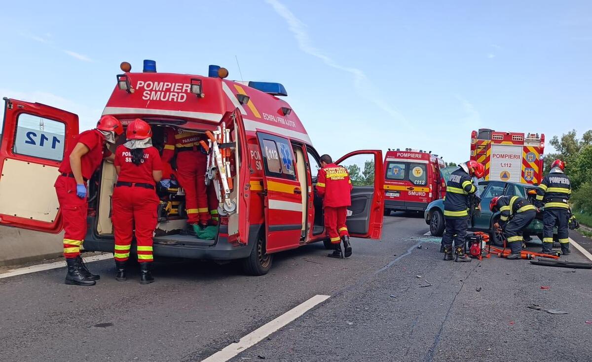 Accident la Veștem. O victimă, încarcerată și inconștientă