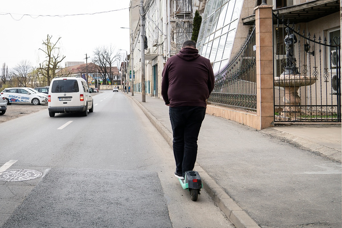 Permis suspendat pentru depășirea unei trotinete electrice. Află în ce condiții…