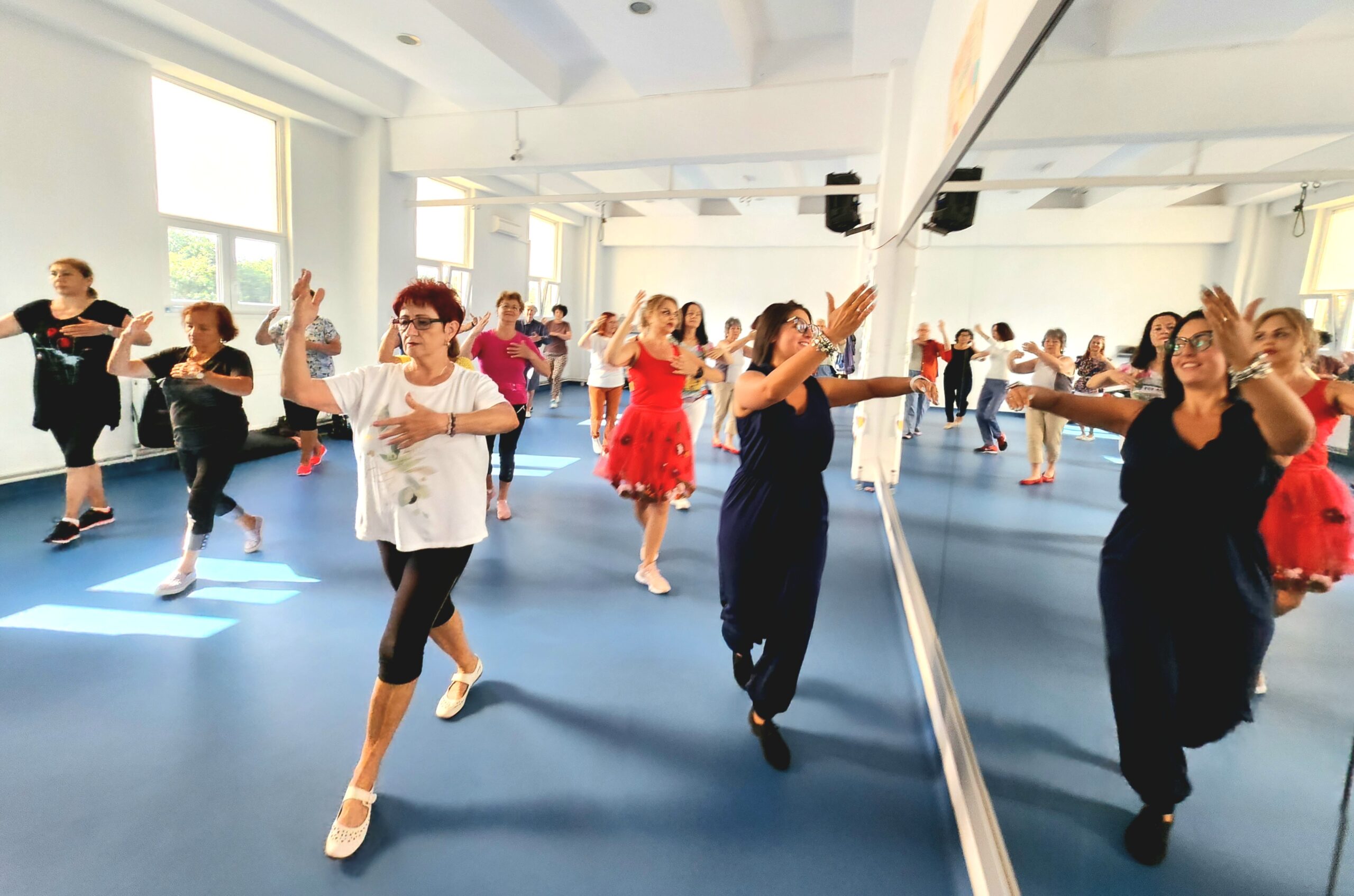 Cum înfrumusețează dansul viața a peste 100 de vârstnici sibieni. Tango, vals și disco la 50 plus