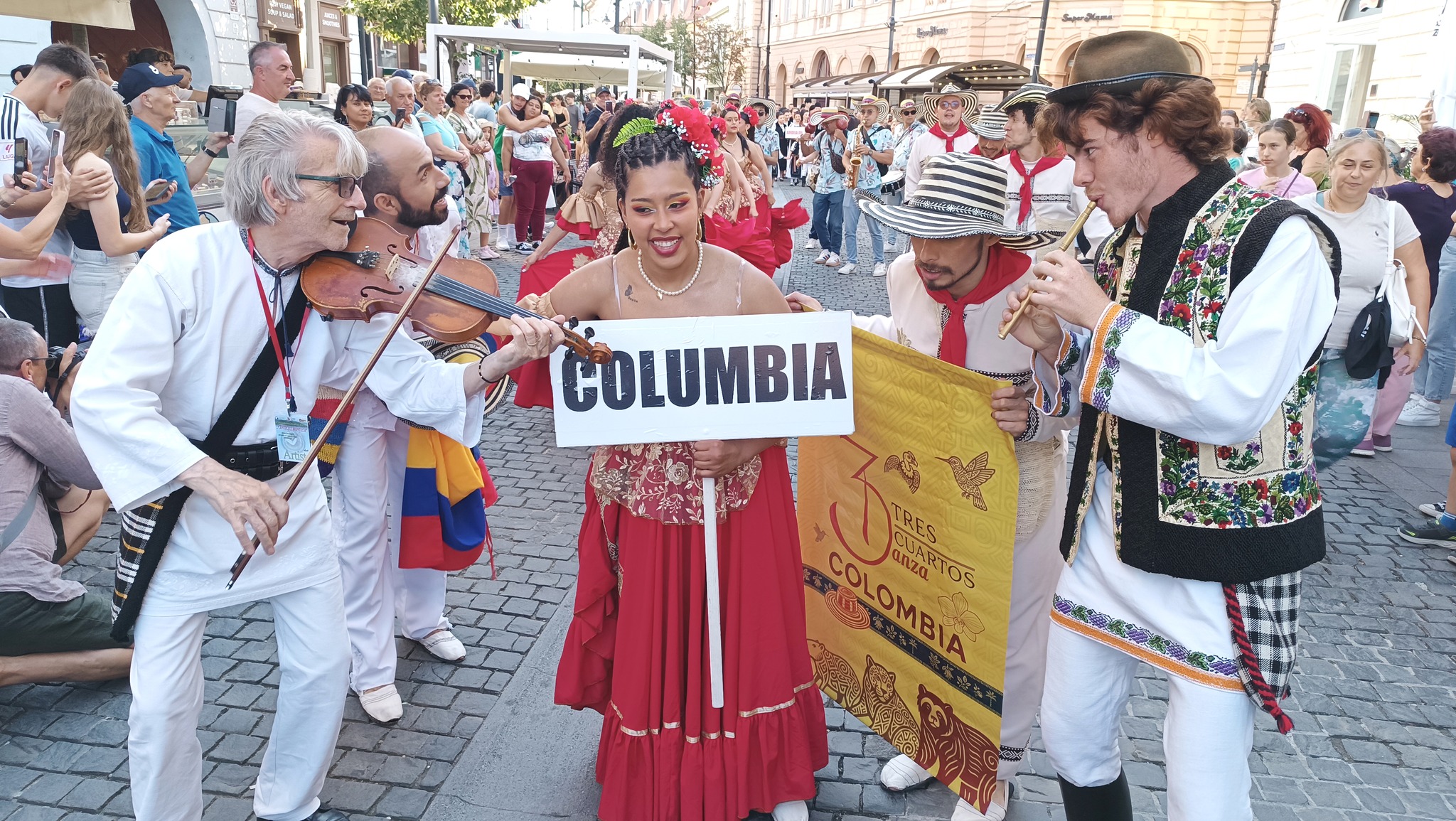 Columbienii dansează în Muzeul Astra. Ce surprize mai sunt pregătite sâmbătă, la Festivalul Cântecele Munților