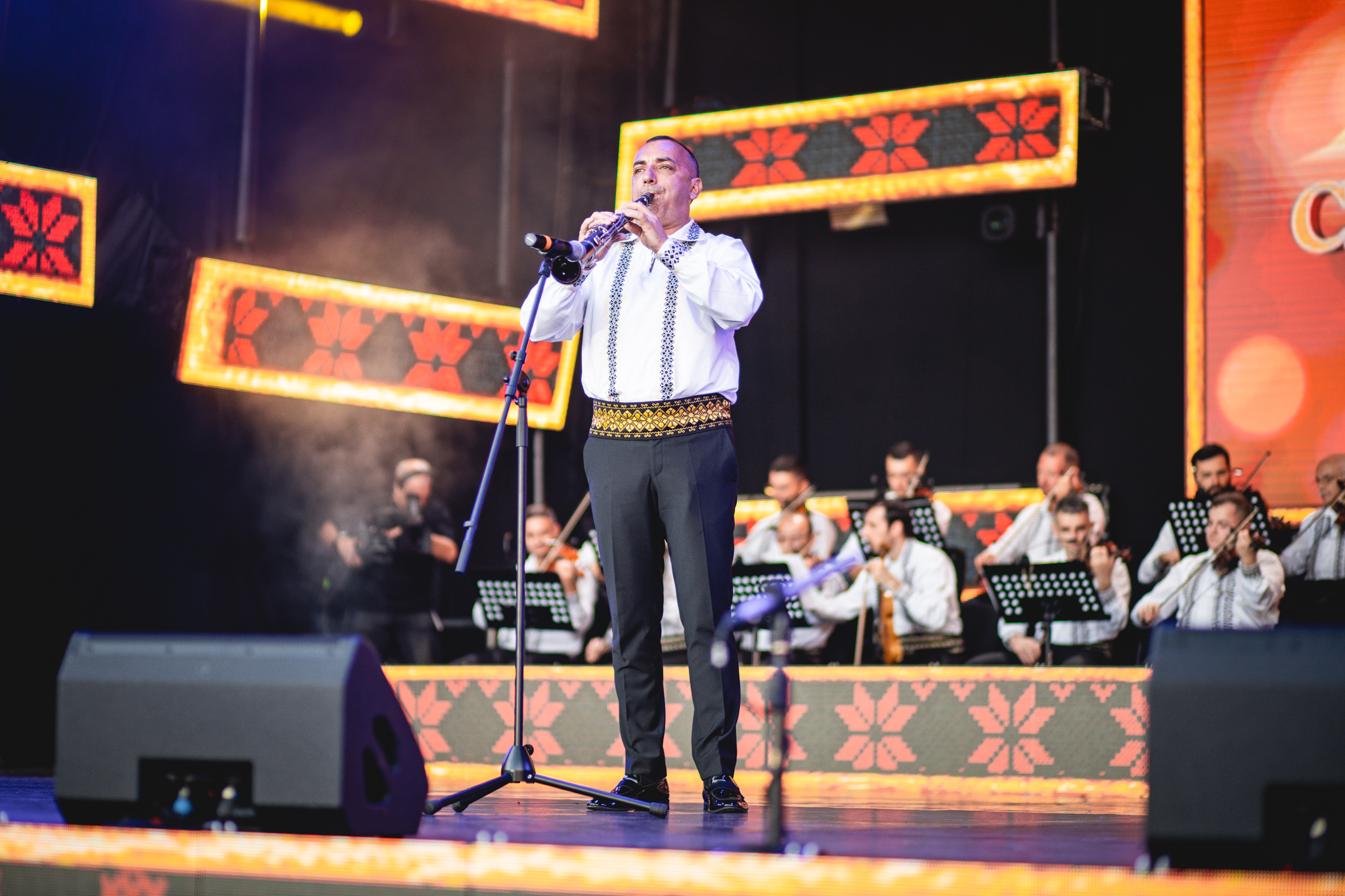 Spectacol aniversar, în Piața Mare, cu taragotistul Adrian Neamțu