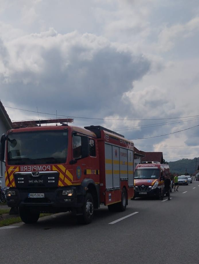 Foto/Video: Două persoane au fost electrocutate la Cârța