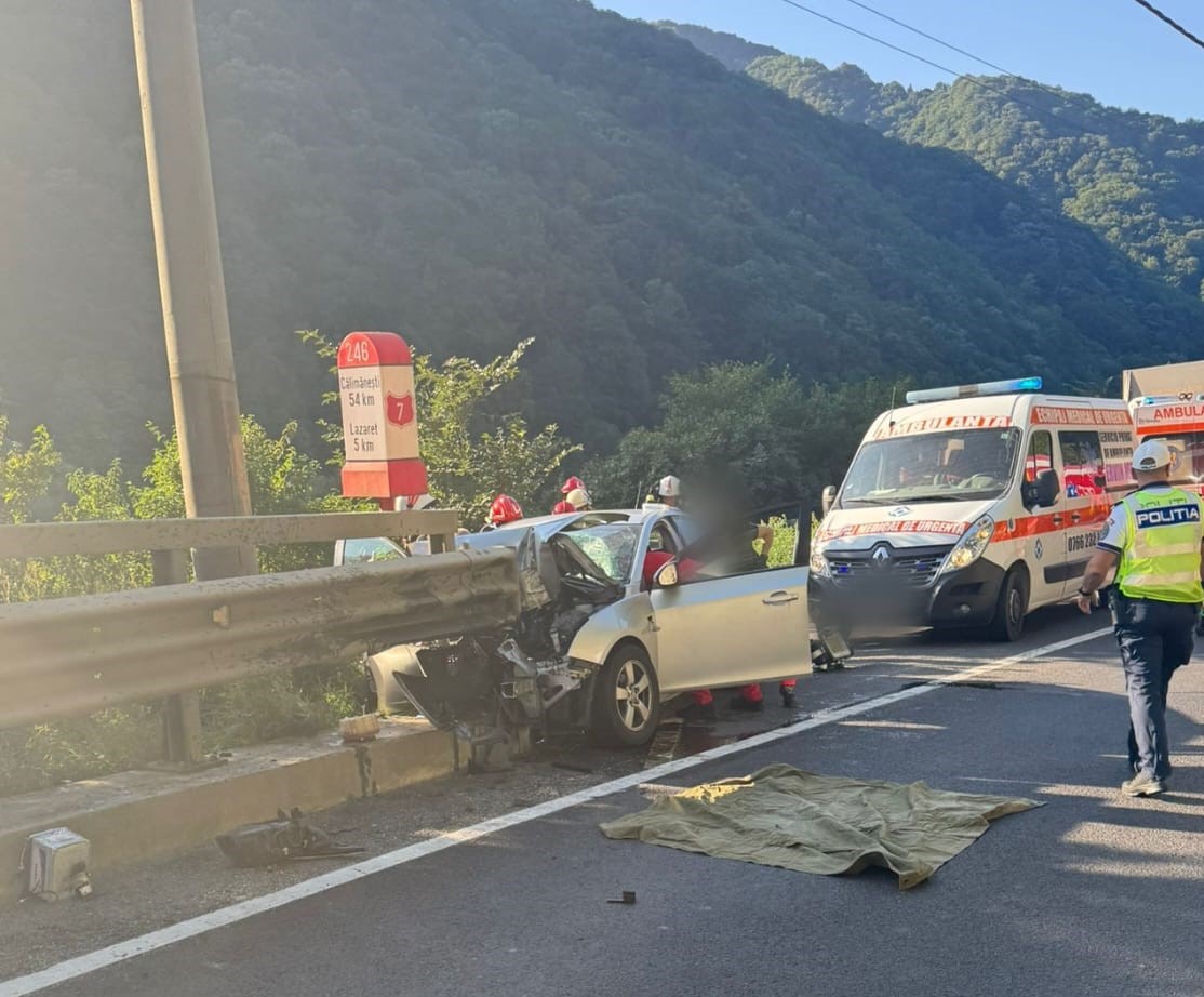 Un octogenar a intrat cu mașina într-un parapet. O pasageră de 78 de ani, încarcerată