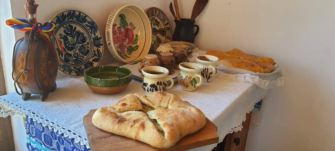 Festivalul Plăcintelor revine la Tălmăcel. O după-amiază cu bucate locale, muzică populară, ateliere și foc de tabără