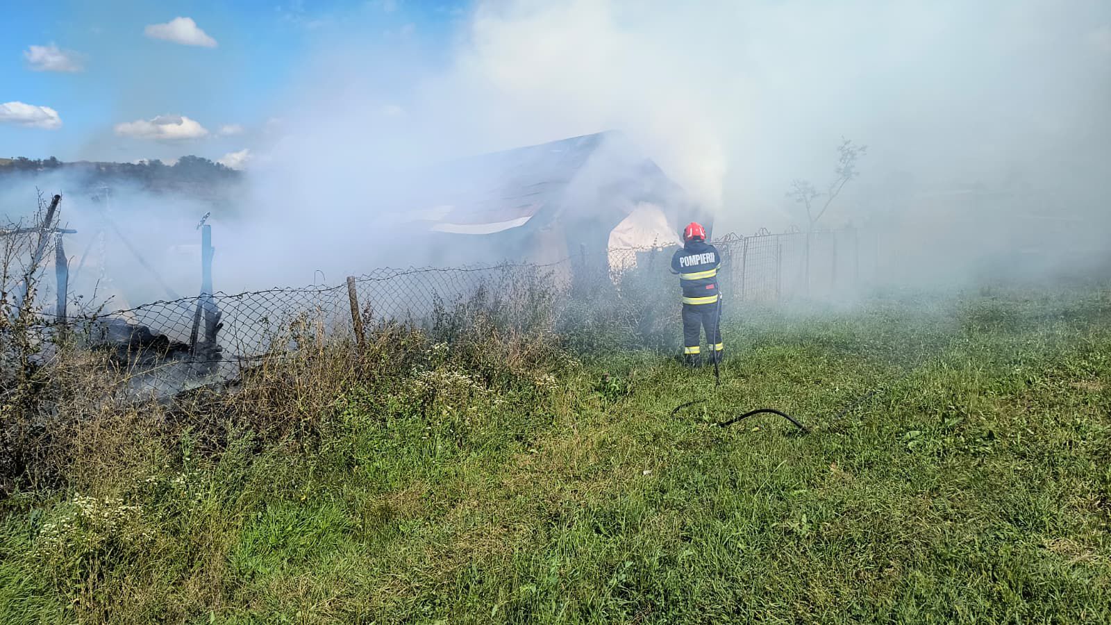 Mai multe animale moarte într-un incendiu, la Merghindeal. Vestea bună: pompierii au salvat casa!