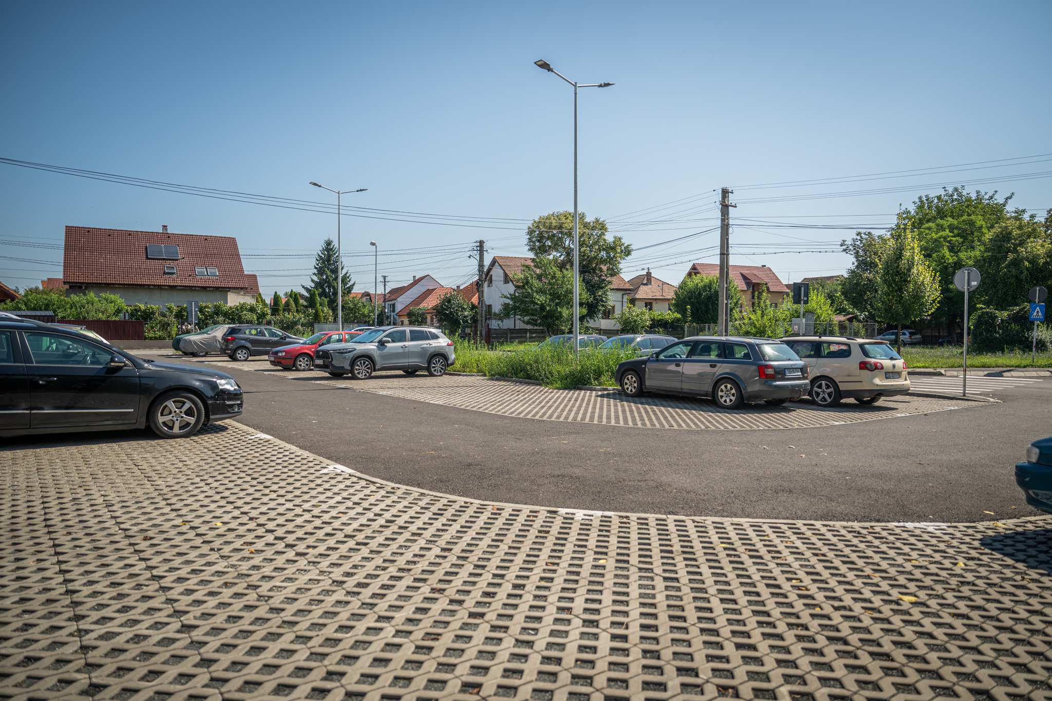 Mai multe locuri de parcare pe strada Siretului