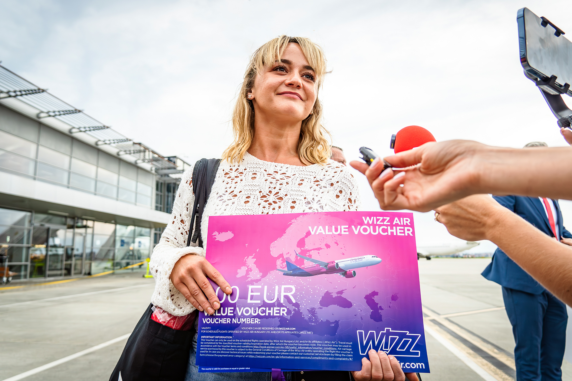 Video: Pasagera cu numărul 3.000.000, premiată de Wizz Air pentru fidelitate, pe Aeroportul Internațional Sibiu